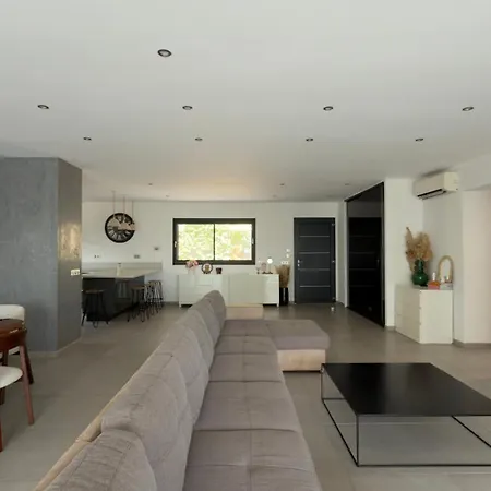 Villa Casanota De 200m2 Avec Piscine Privee
